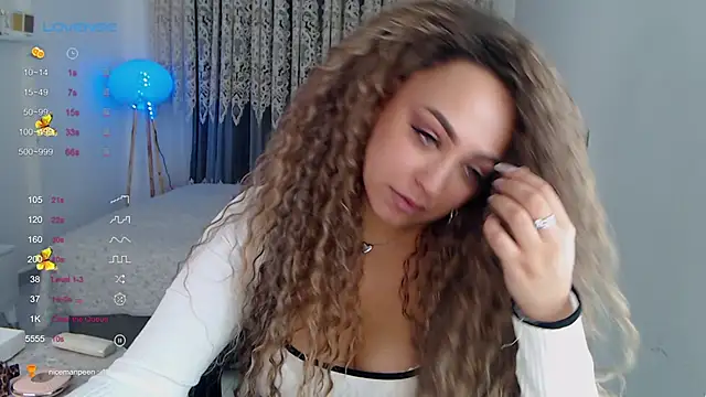 Snapshot of _Just_a_queen_3 chatting on 15, 11, 2025 Just a queen 3 online show from 15, 11, 2025