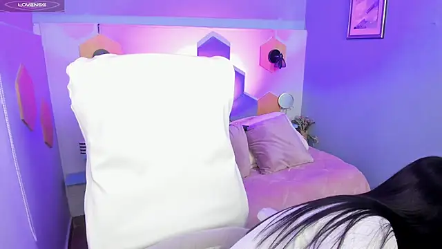 Hanna  Becker  online show from 9, 1, 2025