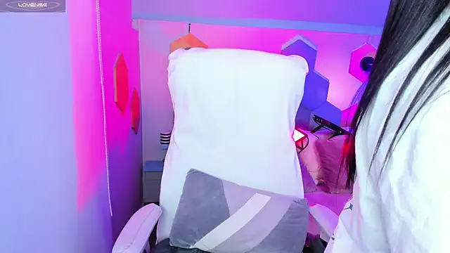 Hanna  Becker  online show from 14, 1, 2025