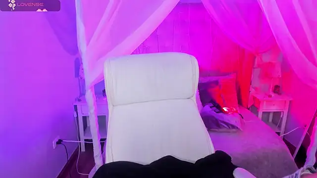 Hanna  Becker  online show from 26, 2, 2025