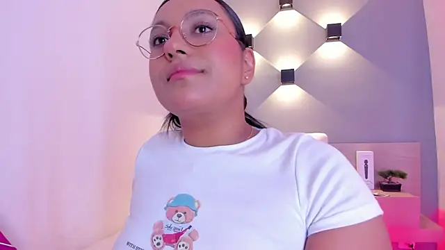 Snapshot of ellamontoya chatting on 5, 2, 2025 ellamontoya online show from 5, 2, 2025