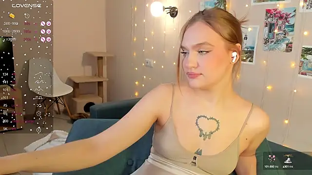 Snapshot of CarolineLovers chatting on 13, 1, 2025 CarolineLovers online show from 13, 1, 2025