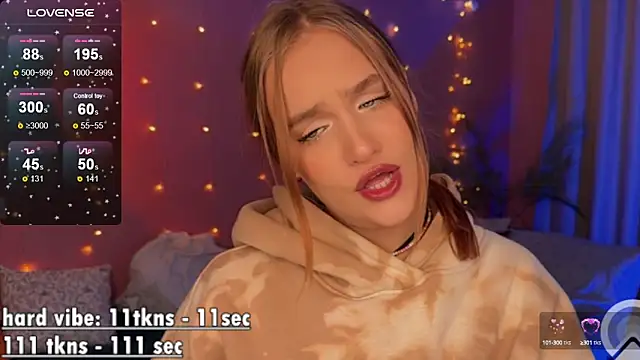 Snapshot of CarolineLovers chatting on 10, 3, 2025 CarolineLovers online show from 10, 3, 2025