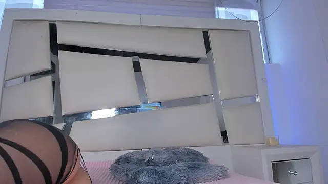 chrystal js online show from 18, 4, 2026