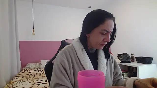 YasmimBrasil online show from 7, 7, 2026