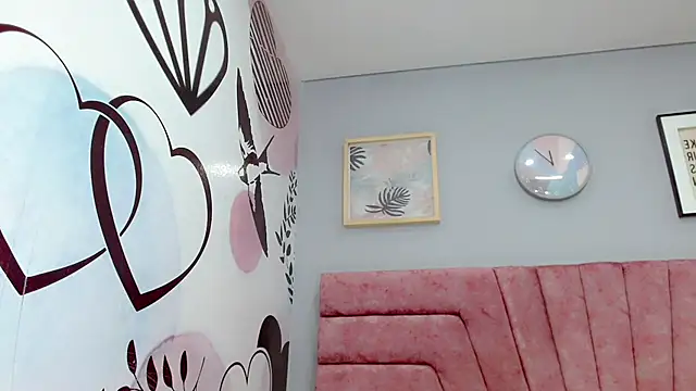 ValeriaAguilar online show from 10, 1, 2025