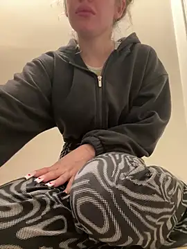 Snapshot of Holly-Glamour chatting on 4, 3, 2025 Holly-Glamour online show from 4, 3, 2025