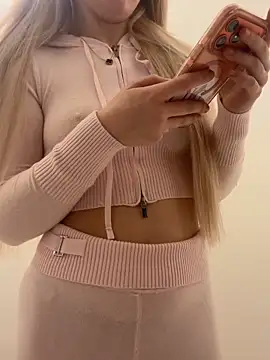 Snapshot of Holly-Glamour chatting on 5, 12, 2025 Holly-Glamour online show from 5, 12, 2025