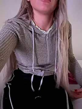 Snapshot of Holly-Glamour chatting on 14, 12, 2025 Holly-Glamour online show from 14, 12, 2025