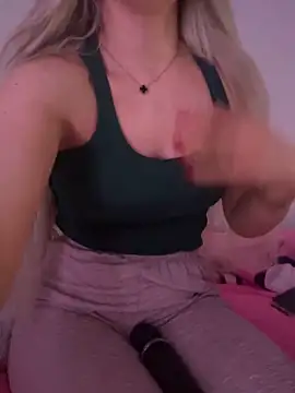 Snapshot of Holly-Glamour chatting on 19, 12, 2025 Holly-Glamour online show from 19, 12, 2025