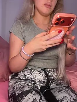 Snapshot of Holly-Glamour chatting on 22, 12, 2025 Holly-Glamour online show from 22, 12, 2025