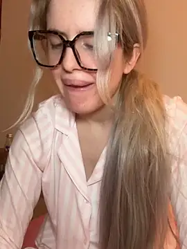 Snapshot of Holly-Glamour chatting on 4, 2, 2026 Holly-Glamour online show from 4, 2, 2026