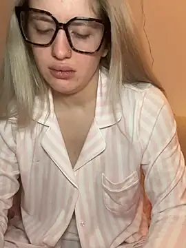 Snapshot of Holly-Glamour chatting on 5, 2, 2026 Holly-Glamour online show from 5, 2, 2026