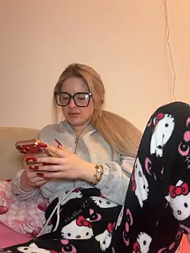 Snapshot of Holly-Glamour chatting on 7, 2, 2026 Holly-Glamour online show from 7, 2, 2026