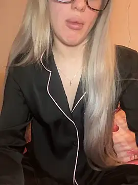 Snapshot of Holly-Glamour chatting on 12, 2, 2026 Holly-Glamour online show from 12, 2, 2026