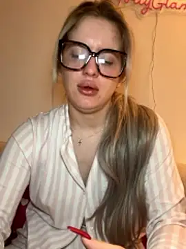 Snapshot of Holly-Glamour chatting on 13, 2, 2026 Holly-Glamour online show from 13, 2, 2026