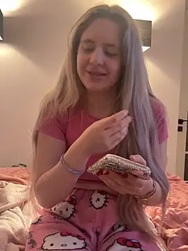 Snapshot of Holly-Glamour chatting on 4, 3, 2026 Holly-Glamour online show from 4, 3, 2026