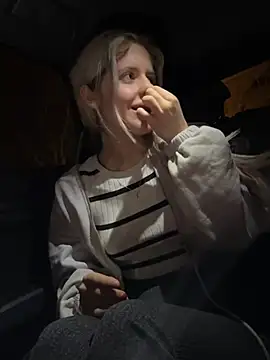 Snapshot of Holly-Glamour chatting on 4, 3, 2026 Holly-Glamour online show from 4, 3, 2026