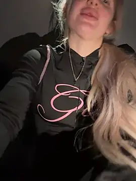 Snapshot of Holly-Glamour chatting on 8, 3, 2026 Holly-Glamour online show from 8, 3, 2026