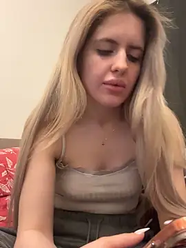 Snapshot of Holly-Glamour chatting on 15, 3, 2026 Holly-Glamour online show from 15, 3, 2026