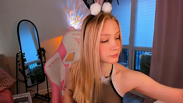 Eva Davi online show from 6, 4, 2026