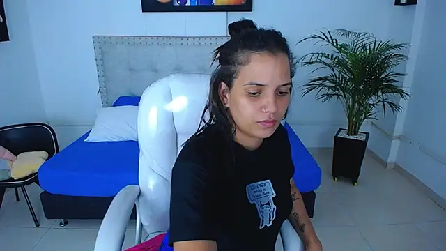 Chiqui milk  online show from 28, 2, 2025