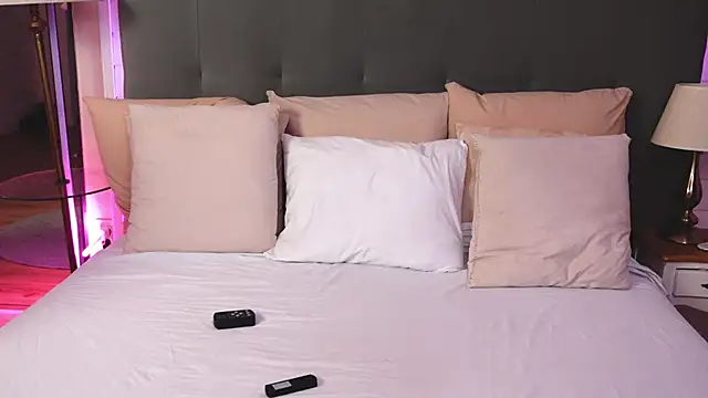 Snapshot of LinaReese chatting on 2, 10, 2025 LinaReese online show from 2, 10, 2025