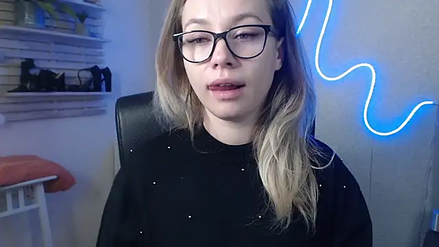 Snapshot of holly_xglam chatting on 18, 12, 2024 holly xglam online show from 18, 12, 2024