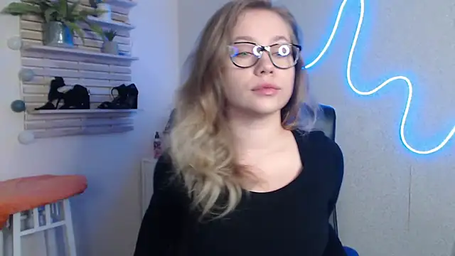 Snapshot of holly_xglam chatting on 12, 2, 2025 holly xglam online show from 12, 2, 2025