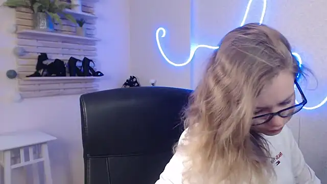 Snapshot of holly_xglam chatting on 14, 2, 2025 holly xglam online show from 14, 2, 2025