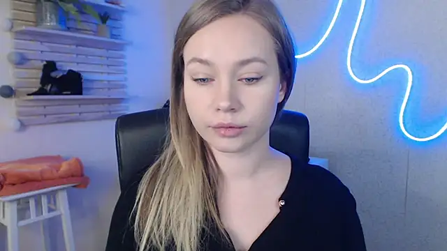 Snapshot of holly_xglam chatting on 18, 3, 2025 holly xglam online show from 18, 3, 2025