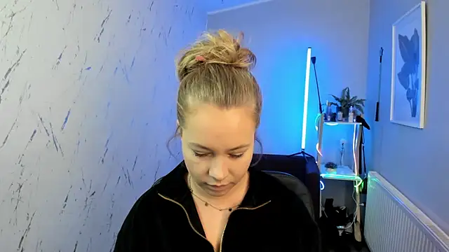 Snapshot of holly_xglam chatting on 1, 10, 2025 holly xglam online show from 1, 10, 2025