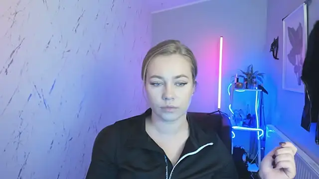 Snapshot of holly_xglam chatting on 16, 10, 2025 holly xglam online show from 16, 10, 2025