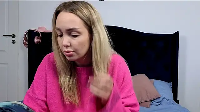 Snapshot of AnnaMaee chatting on 12, 11, 2025 AnnaMaee online show from 12, 11, 2025