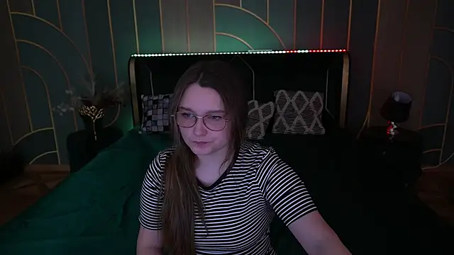 MagicPeachh  online show from 14, 11, 2025