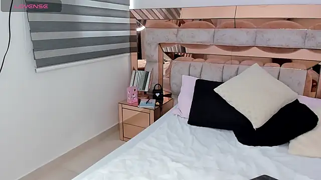 Snapshot of CamiiLovers chatting on 10, 2, 2025 CamiiLovers online show from 10, 2, 2025