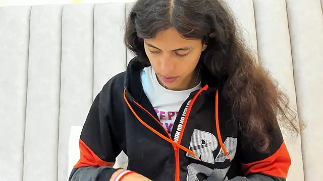 FreyaMoller online show from 5, 2, 2025