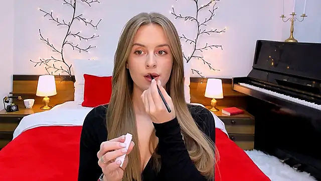 Snapshot of RozzitaBedberry chatting on 2, 2, 2025 RozzitaBedberry online show from 2, 2, 2025