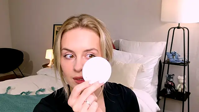 Snapshot of RozzitaBedberry chatting on 20, 9, 2025 RozzitaBedberry online show from 20, 9, 2025