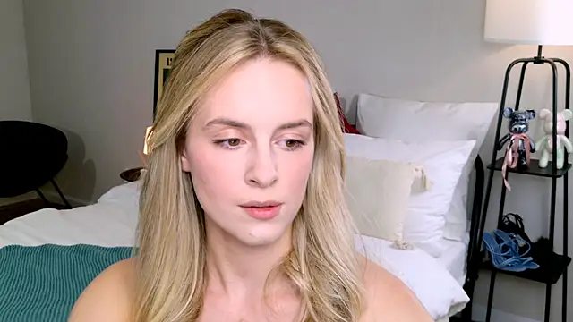 Snapshot of RozzitaBedberry chatting on 28, 9, 2025 RozzitaBedberry online show from 28, 9, 2025