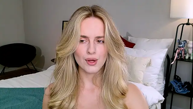 Snapshot of RozzitaBedberry chatting on 5, 10, 2025 RozzitaBedberry online show from 5, 10, 2025