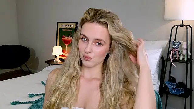 Snapshot of RozzitaBedberry chatting on 8, 10, 2025 RozzitaBedberry online show from 8, 10, 2025