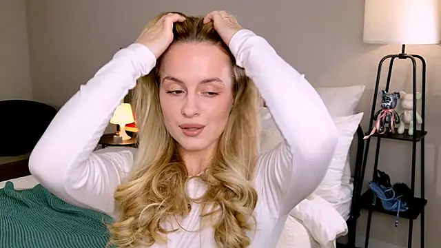 Snapshot of RozzitaBedberry chatting on 15, 10, 2025 RozzitaBedberry online show from 15, 10, 2025