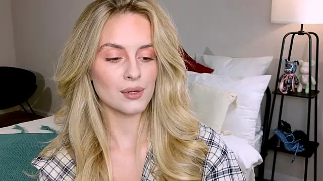 Snapshot of RozzitaBedberry chatting on 19, 10, 2025 RozzitaBedberry online show from 19, 10, 2025