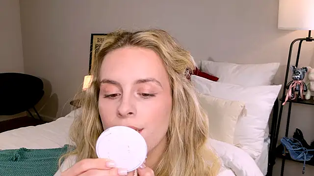 Snapshot of RozzitaBedberry chatting on 29, 10, 2025 RozzitaBedberry online show from 29, 10, 2025