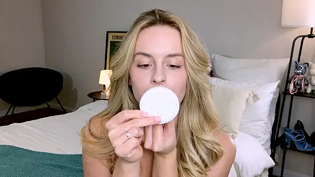 Snapshot of RozzitaBedberry chatting on 7, 11, 2025 RozzitaBedberry online show from 7, 11, 2025