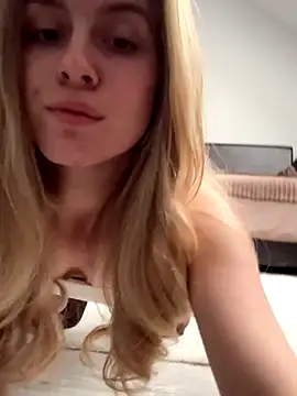 Snapshot of RozzitaBedberry chatting on 14, 11, 2025 RozzitaBedberry online show from 14, 11, 2025