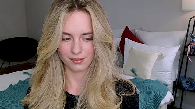 Snapshot of RozzitaBedberry chatting on 18, 11, 2025 RozzitaBedberry online show from 18, 11, 2025