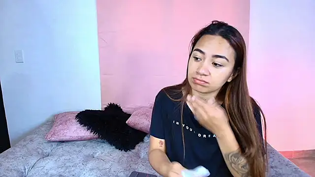 Snapshot of Jules_n_Gia chatting on 2, 11, 2025 Jules n Gia online show from 2, 11, 2025