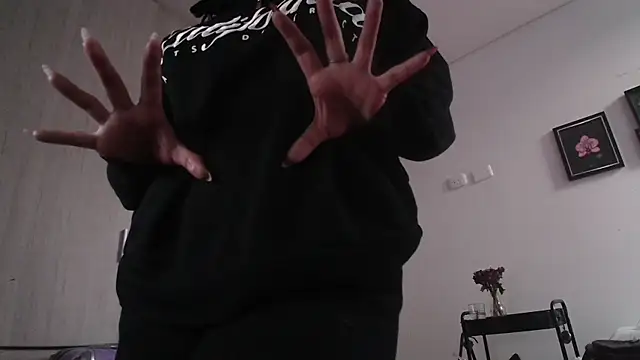 ninaevanss  online show from 28, 4, 2026